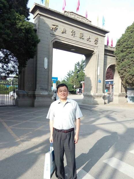 宋旺林老师在西北师范大学门口留念